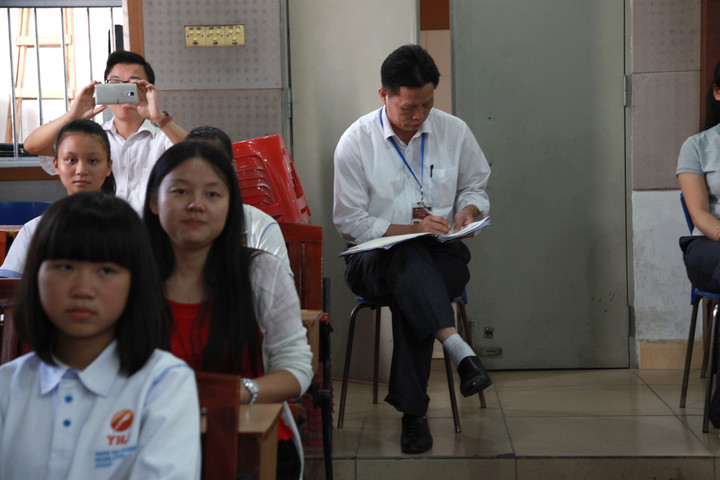 04.图为加入听讲座的学校戴桓标校长在认真记条记