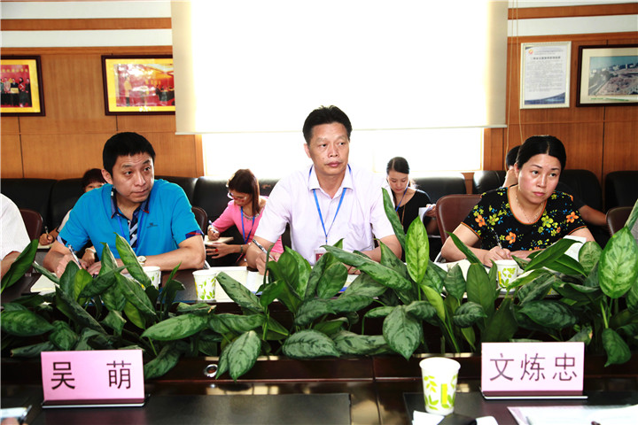 06.图为学校戴桓标校长（中）、王开利副校长（左）、集团程琳娜主任（右）加入调研情形反响会