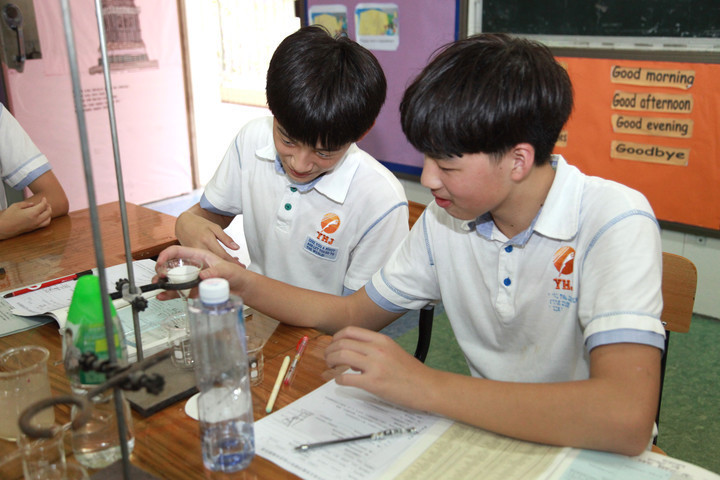 学生在立异课堂专注举行创作实验