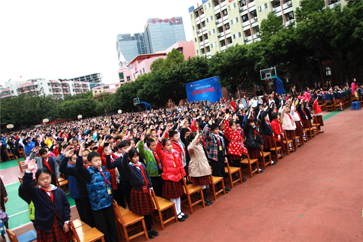 开学仪式图片03：图为开学仪式升国旗仪式师生向国旗敬礼
