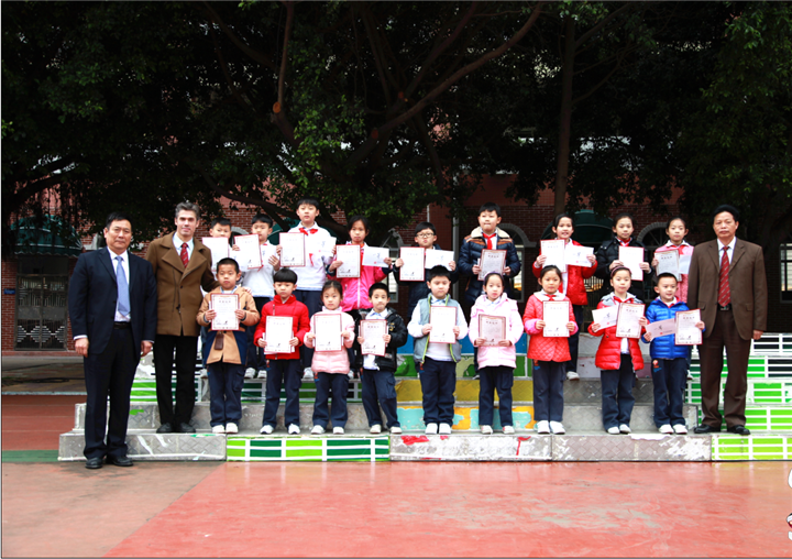 开学仪式图片05：图为学校向导为获得“威廉希尔官网奖学金”的同砚颁奖