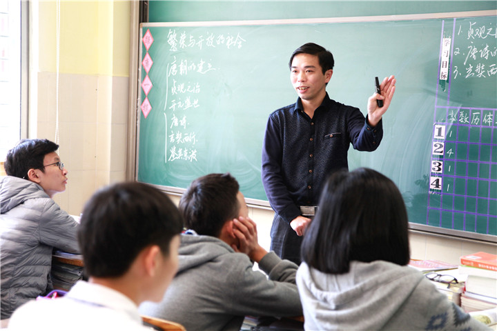 01.图为陈双新先生上历史果真课