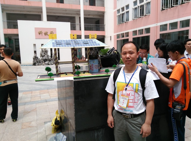 07.图为同砚们与创客作品留影