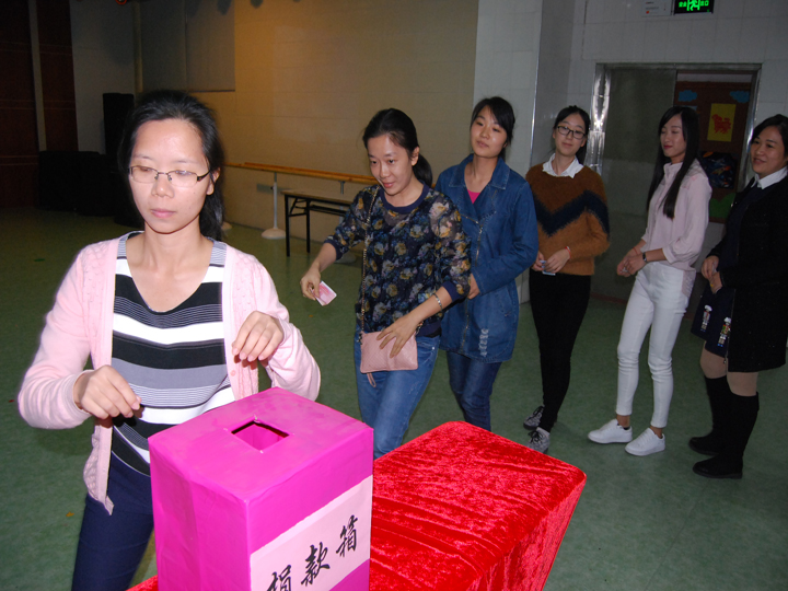 公明中英文学校举行爱心捐钱仪式