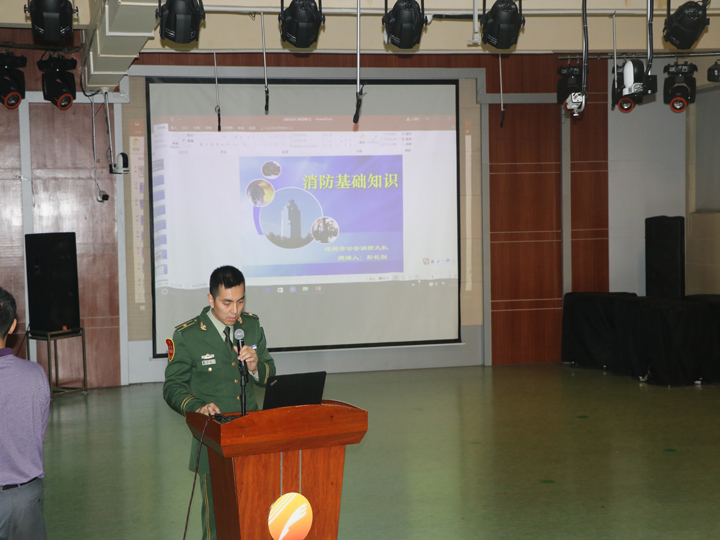 公明中英文学校举行全体西席消防知识培训大会