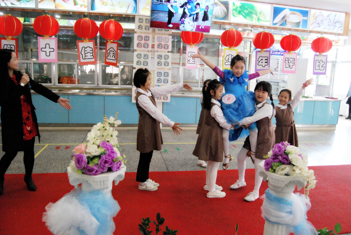 公明中英文学校：啦啦队员齐呐喊，，，，，，，十佳少年展风范