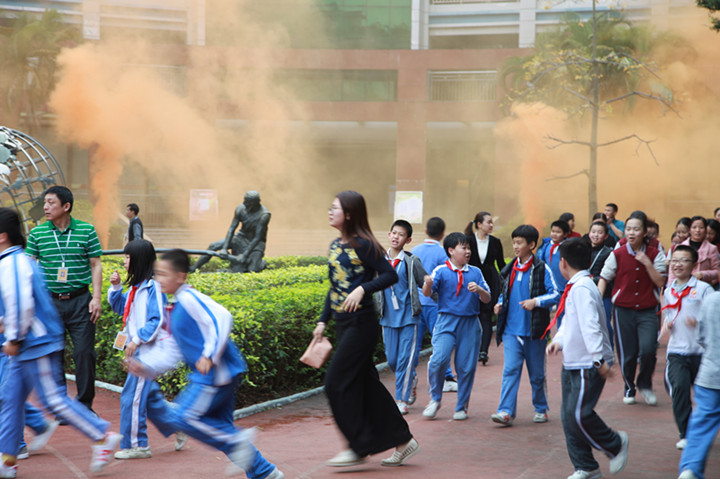 每学期都有疏散逃生演练？？？？？？？？这就对了！ ——龙华中英文实验学校举行消防清静疏散演练 