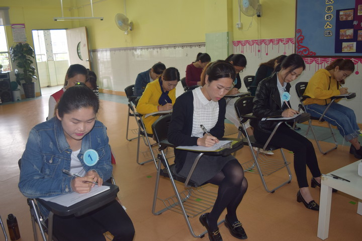 灼烁新区公明二幼片区西席优质课预赛运动报道