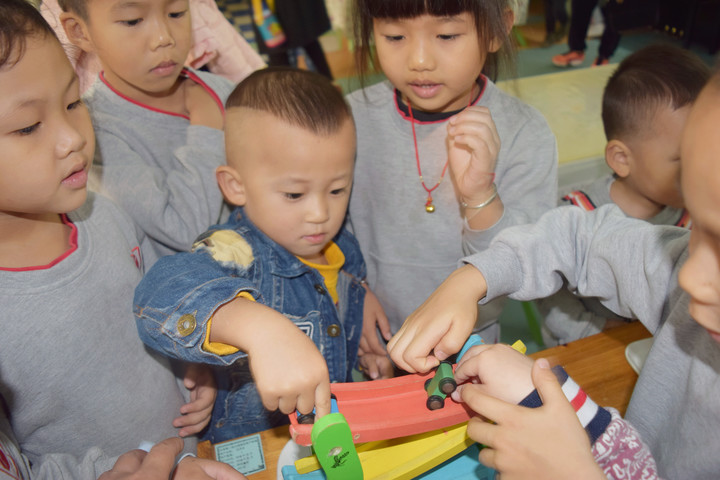 小小的手儿，，，，，大大的爱 ——少年宫小宝宝到公明二幼观摩体验啦