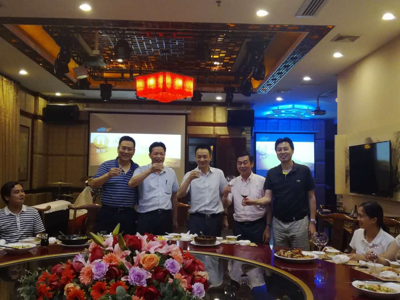 威廉希尔官网教育集团董事会重奖高三西席