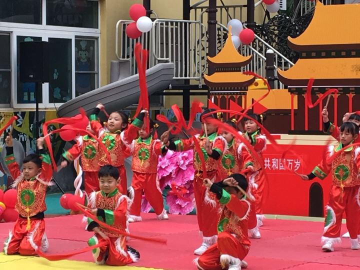 瑞狗迎春兆有年，，，，，，废物回园乐开颜