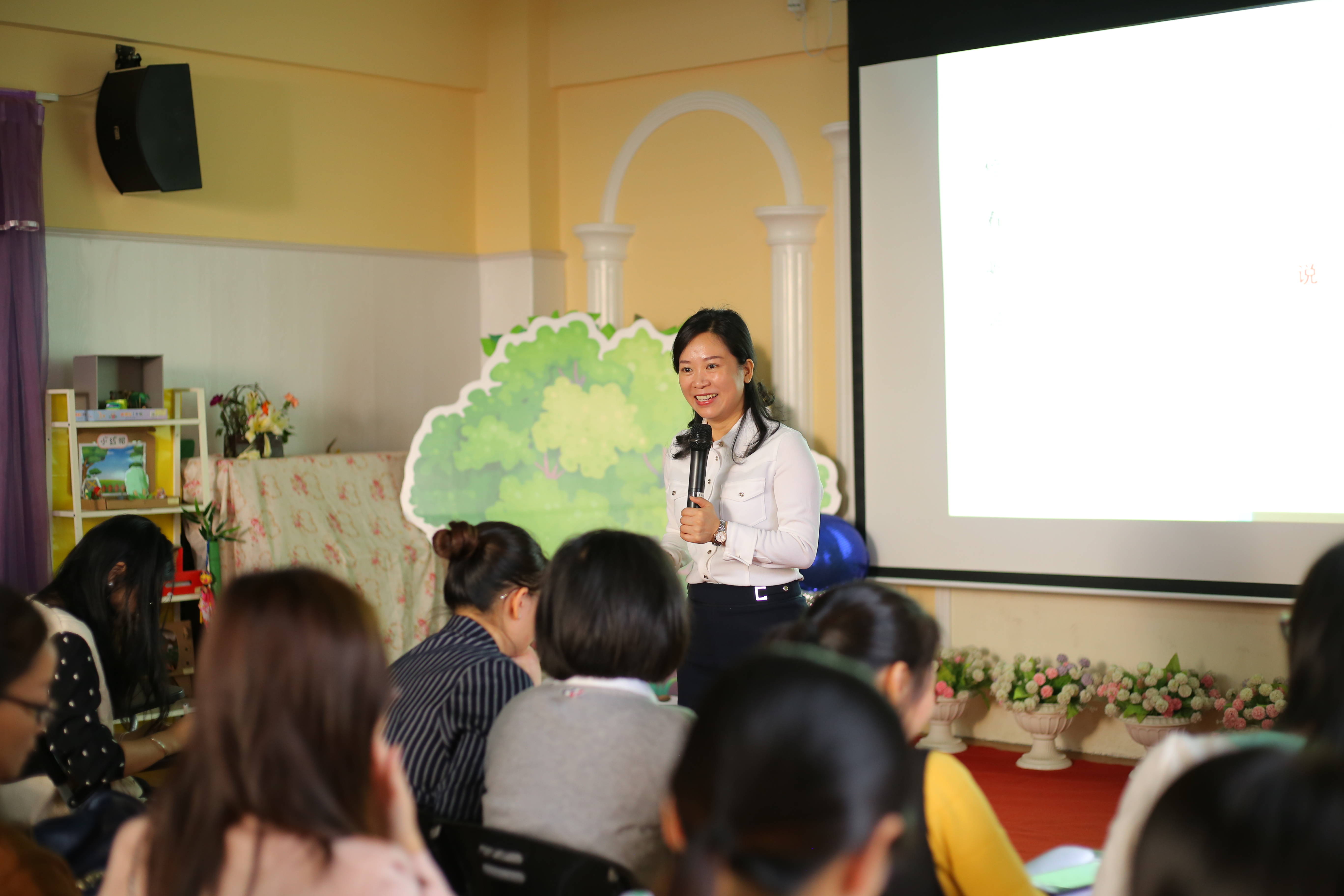 科学的家庭教育成绩康健快乐的孩子  ——灼烁区学前教育家园共育公益指导进社区运动