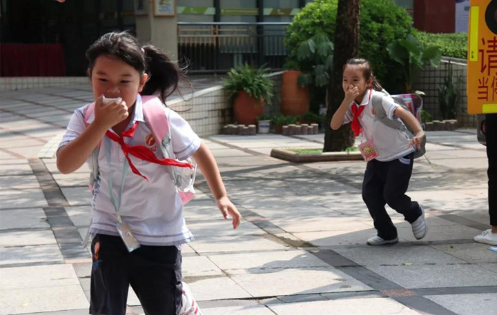 举行校车逃生演练，，，，，，提高师生应急能力——深圳市龙华中英文实验学校举行校车应急演练运动