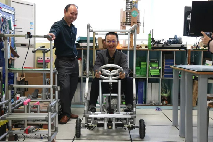 创客教育送课进校，，，，，，，加入师生配合提高——龙华区古兴东学科带动人事情室创客教育研究运动在我校举行