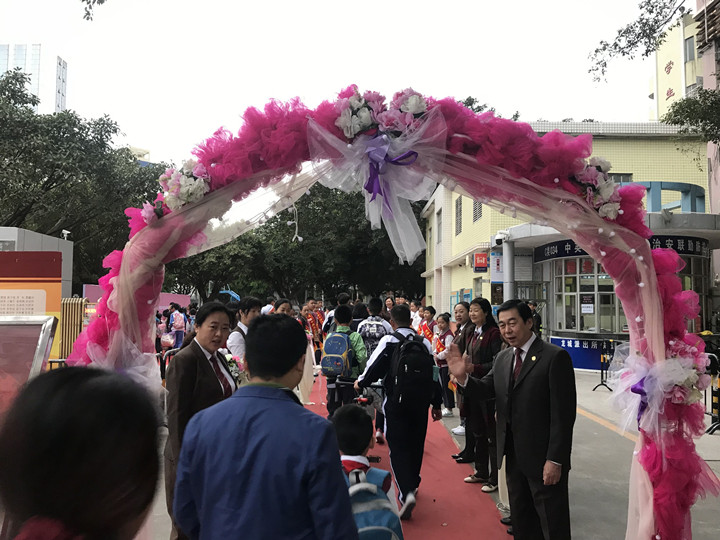 我去上学校，，，，，，，，花儿对我笑——龙华中英文开学第一天秩序井然