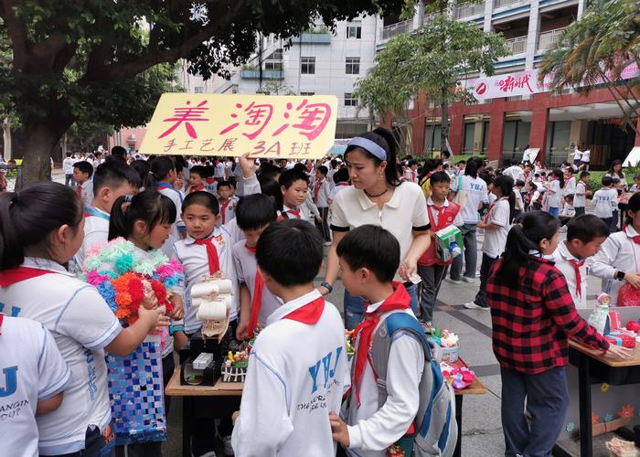 细腻作品亮人眼，，，，，，，，跳蚤市场生意忙