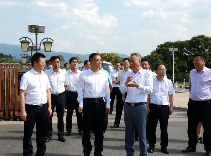 刘小强书记率领区向导整体调研威廉希尔官网学校———关注教育、体贴教育、支持教育