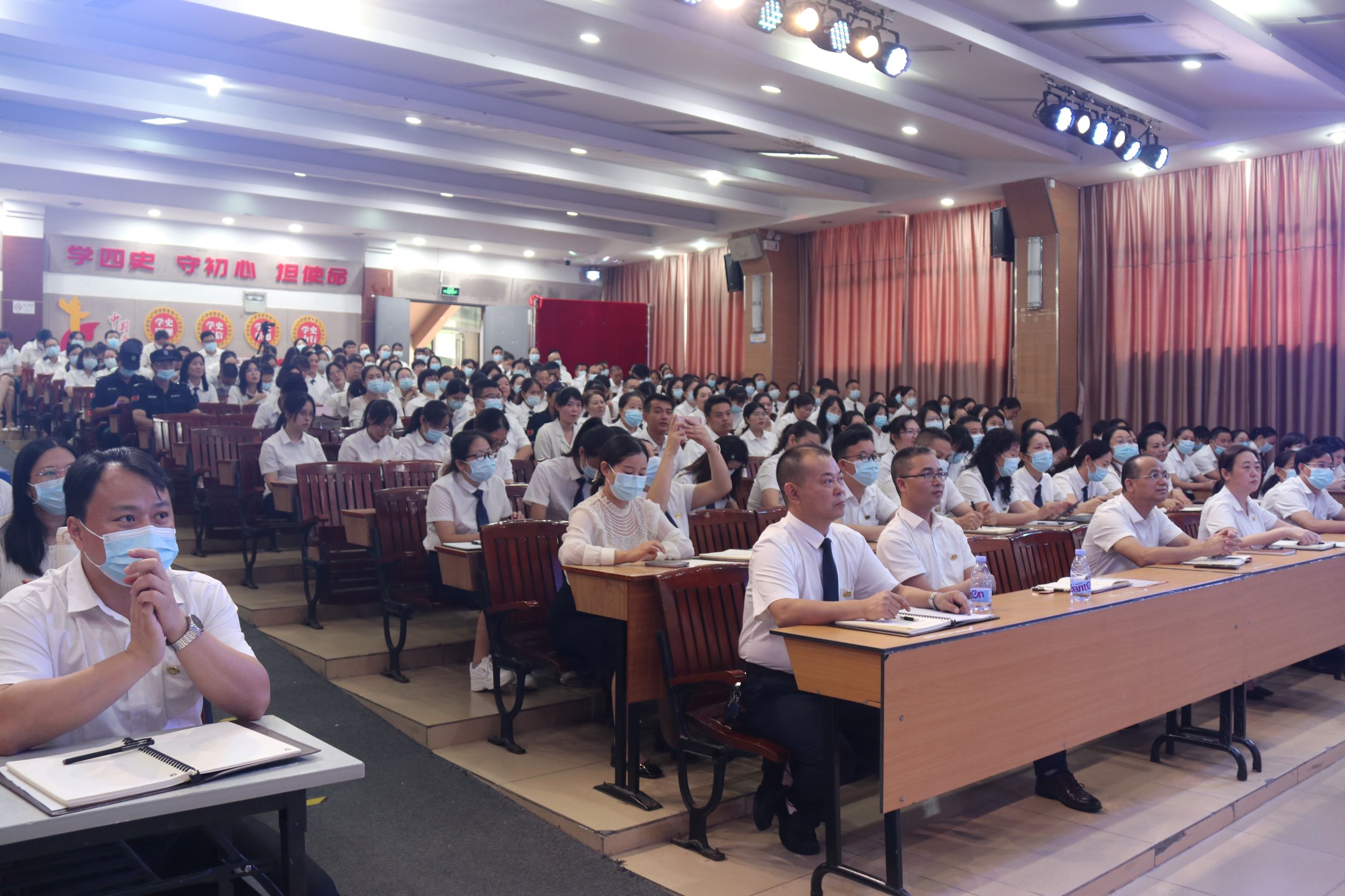 驻足久远生长，，，，，，，，建设优美教育——新学年开学教职工大会开新篇